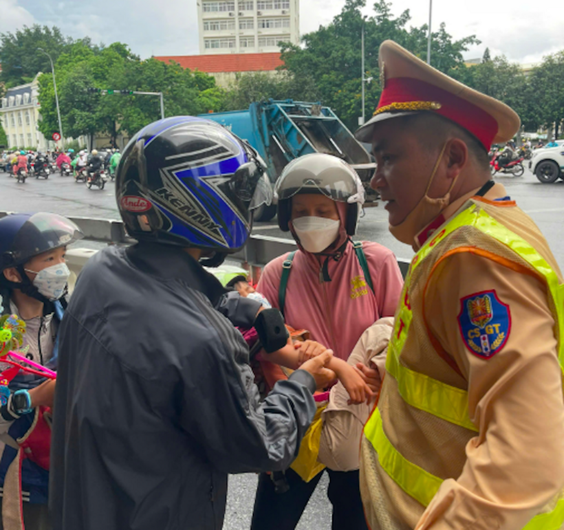 Cán bộ, chiến sĩ Đội CSGT đường bộ số 6 hỗ trợ đưa cháu bé gặp nạn trên đường đến bệnh viện cấp cứu