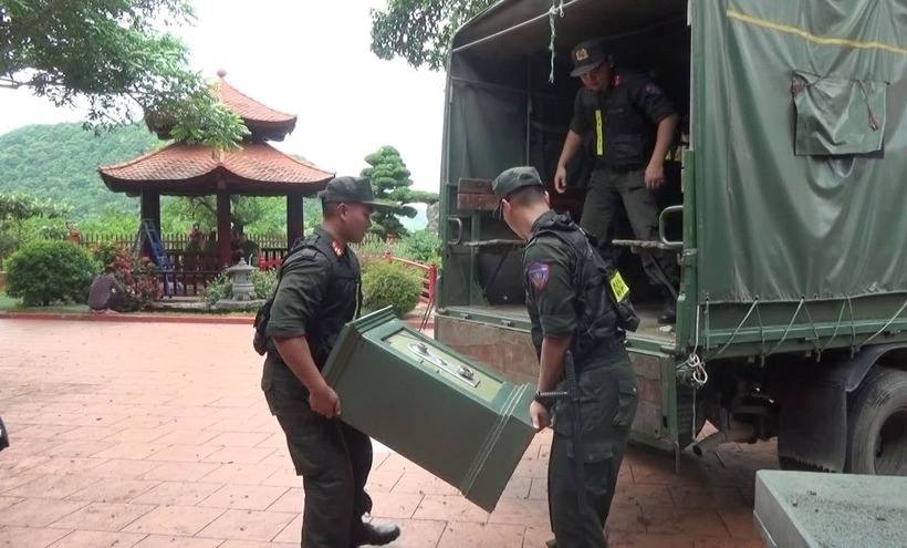 Thời điểm khám xét tại khu trang trại, lực lượng chức năng đã thu giữ két sắt và nhiều tài liệu.