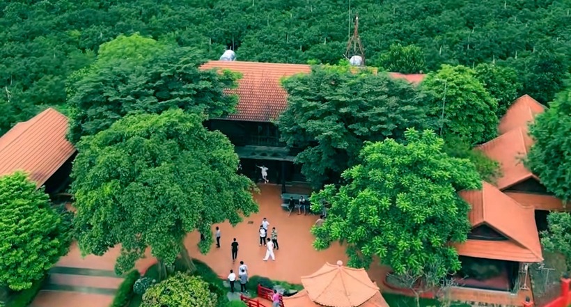 Được biết, khu trang trại của Vi “ngộ” được xây dựng quy mô, bề thế với các hạng mục công trình như nhà sàn, hồ cá koi, hệ thống cây cảnh, chòi bát giác.