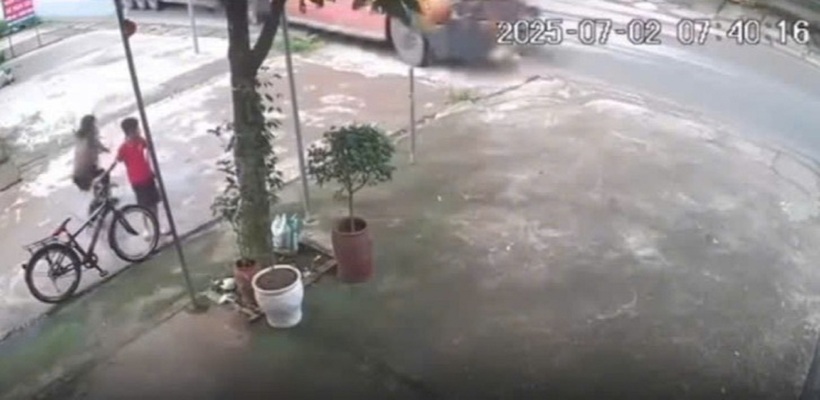 Hiện trường nơi xảy ra vụ tai nạn thương tâm. Ảnh cắt từ clip