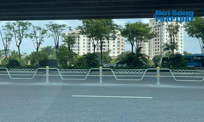 Các làn đường còn lại bên phía vỉa hè được tổ chức giao thông cho các phương tiện lưu thông hỗn hợp.