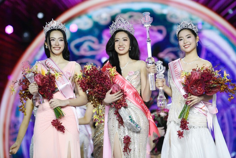 Hoa hậu Việt Nam 2024 Hà Trúc Linh (ở giữa), Á hậu 1 Trần Ngọc Châu Anh và Á hậu 2 Nguyễn Thị Vân Nhi. Ảnh: VietnamPlus