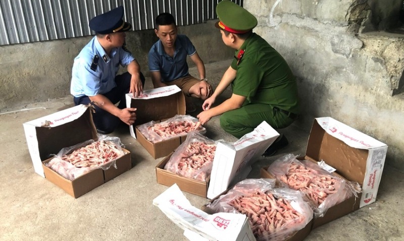Số chân gà không rõ nguồn gốc được lực lượng chức năng phát hiện. (Ảnh: CAND)