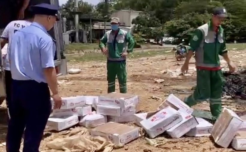 1 tấn chân gà được tập kết tại nhà máy rác để tiêu hủy. (Ảnh: Lao động)