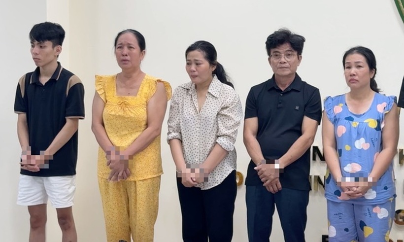 Bà Ngô Ánh Hồng và Võ Thành Tâm (từ phải sang) cùng các đồng phạm