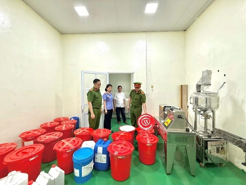 Công an khám xét và thu giữ một số tang vật tại xưởng sản xuất mỹ phẩm. Ảnh: Tuổi trẻ Online