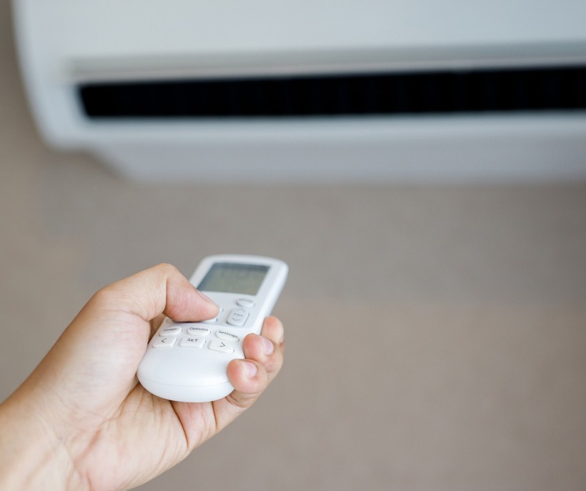 Nhiệt độ cao kéo dài không chỉ gây ảnh hưởng đến sinh hoạt mà còn làm gia tăng nhu cầu sử dụng điện, nhất là thiết bị làm mát như điều hòa. Ảnh minh họa: Dân Trí