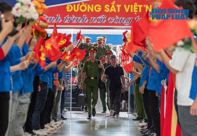 Các cán bộ, chiến sĩ tham gia luyện tập được người dân Thủ đô chào đón nồng nhiệt