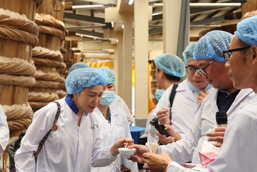 Khách mời trực tiếp nếm những giọt nước mắm cốt chiết từ thùng ủ chượp.