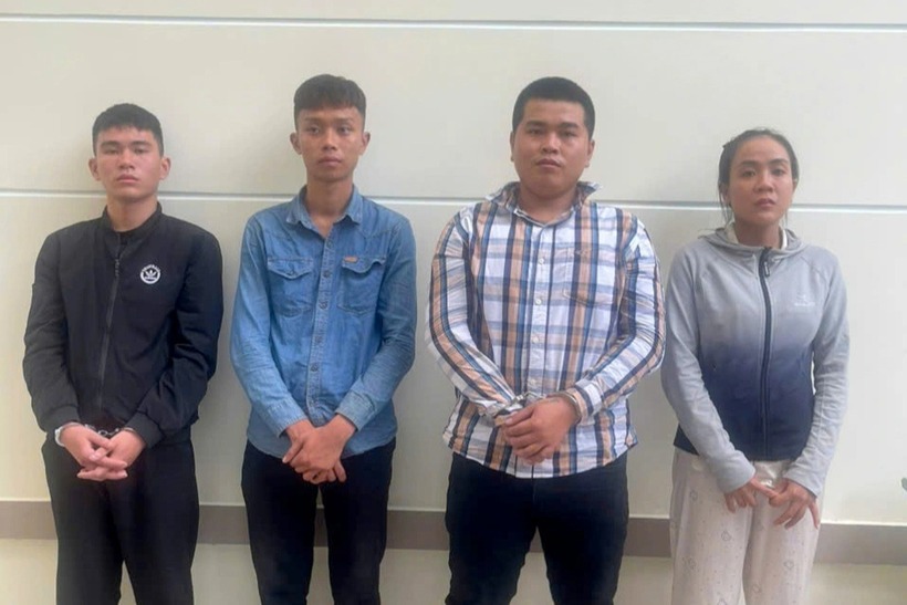 Nhóm đối tượng có hành vi bắt giữ người trái pháp luật tại cơ quan công an. (Ảnh: Dân trí)