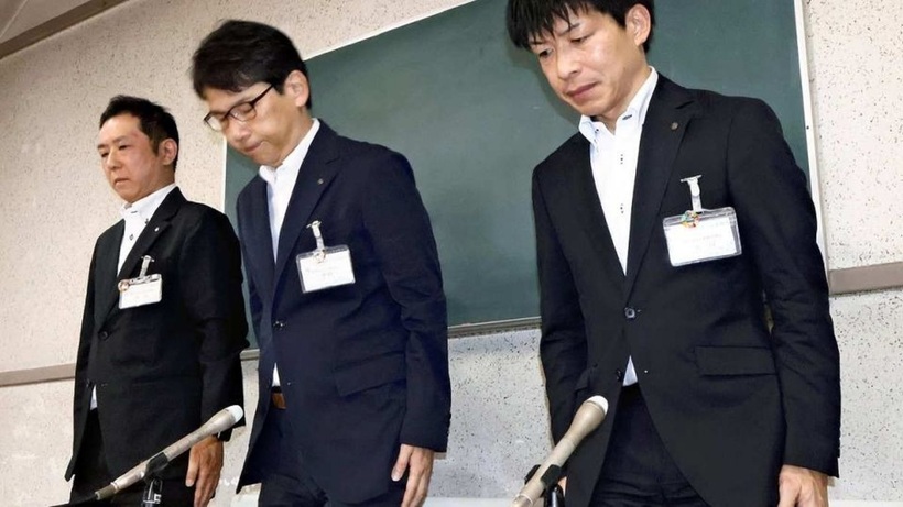 Các viên chức của hội đồng giáo dục Nagoya xin lỗi về vụ bê bố tại tòa thị chính ở Nagoya, ngày 30/6/2025. Ảnh: Japannews