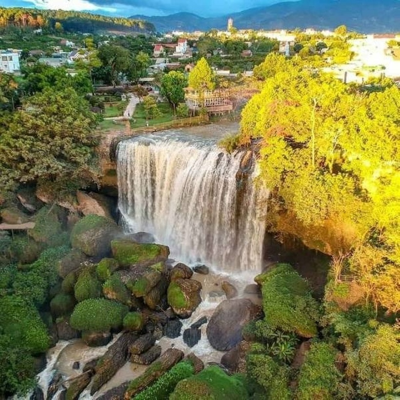 Một trong những điều khiến cho nhiều du khách thích đến điểm du lịch Thác Voi là nơi đây có không gian rất phù hợp để chụp ảnh “sống ảo”.