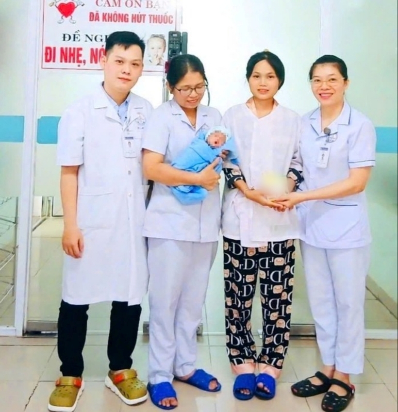 Em bé đã bình phục và được xuất viện sau gần 1 tháng điều trị tích cực. Ảnh: Người Lao Động