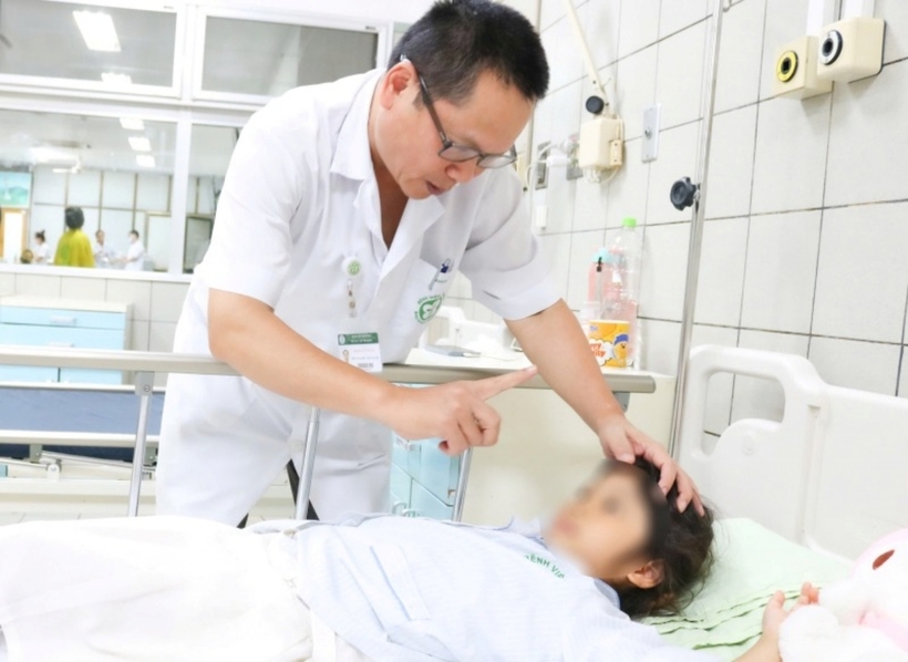 Bé gái đã khỏe mạnh và được xuất viện. Ảnh: Công An Nhân Dân