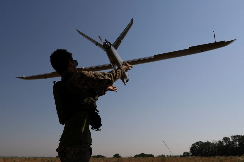 Binh sĩ Ukraine phóng UAV. Ảnh minh họa