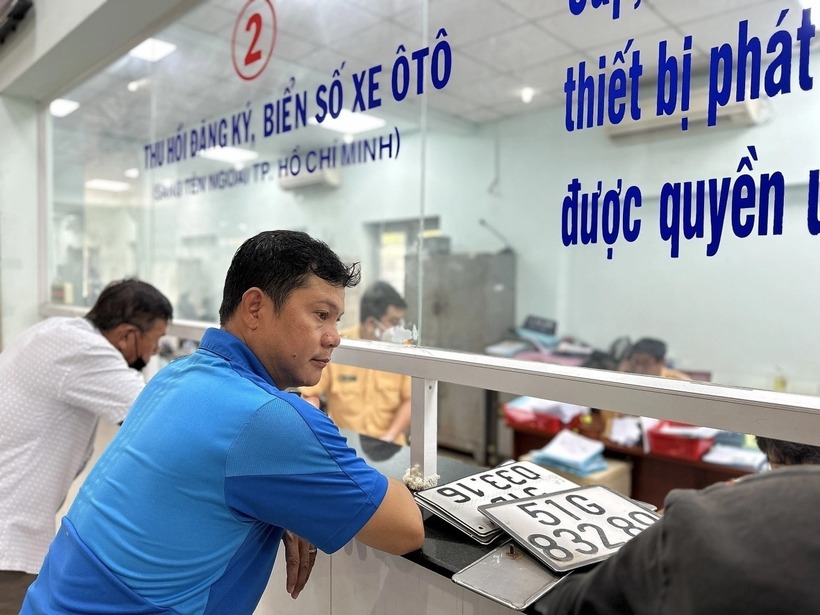 Người dân làm thủ tục đăng ký xe ở TP.HCM. Ảnh: VnExpress