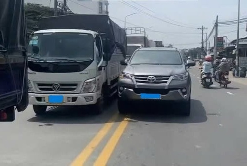 Ô tô lấn làn đi ngược chiều. Ảnh: Lao động