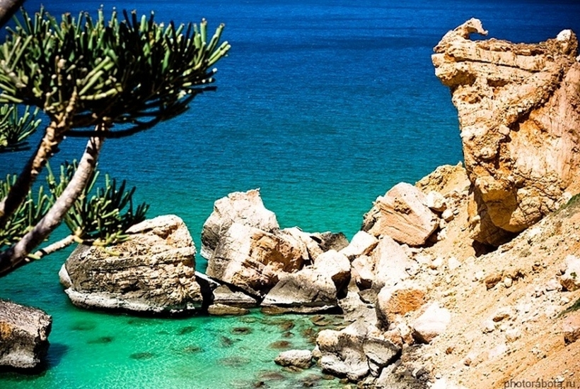 Đảo Socotra đã trải qua quá trình hình thành địa chất phức tạp. Đến đây, du khách có thể chiêm ngưỡng những dãy núi granite cổ, vách đá vôi dựng đứng và cao nguyên đá sa thạch đỏ.