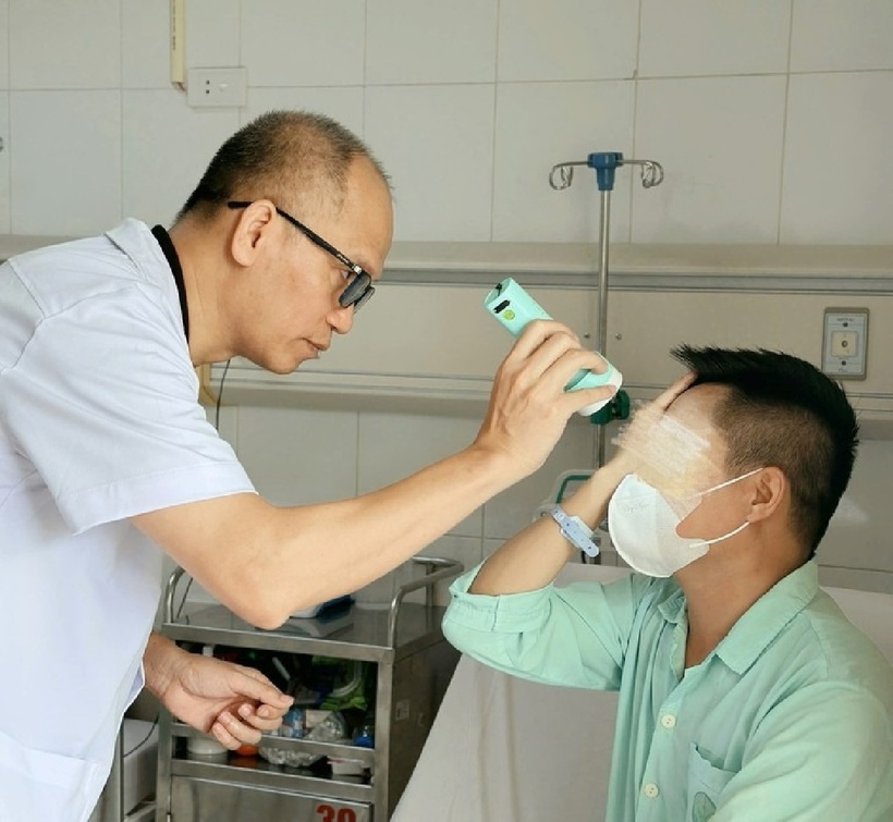 Người đàn ông mù mắt vì tiêm filler "thế hệ mới" xóa nhăn trán. Ảnh: Báo Tuổi trẻ.