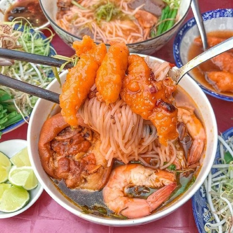 Bún suông là bún ăn với chả tôm.