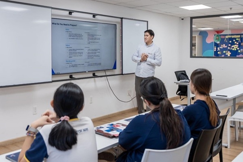 Đại diện Đại học Adelaide (Úc) đến thăm và chia sẻ những thông tin thú vị cho học sinh Nam Úc Scotch AGS