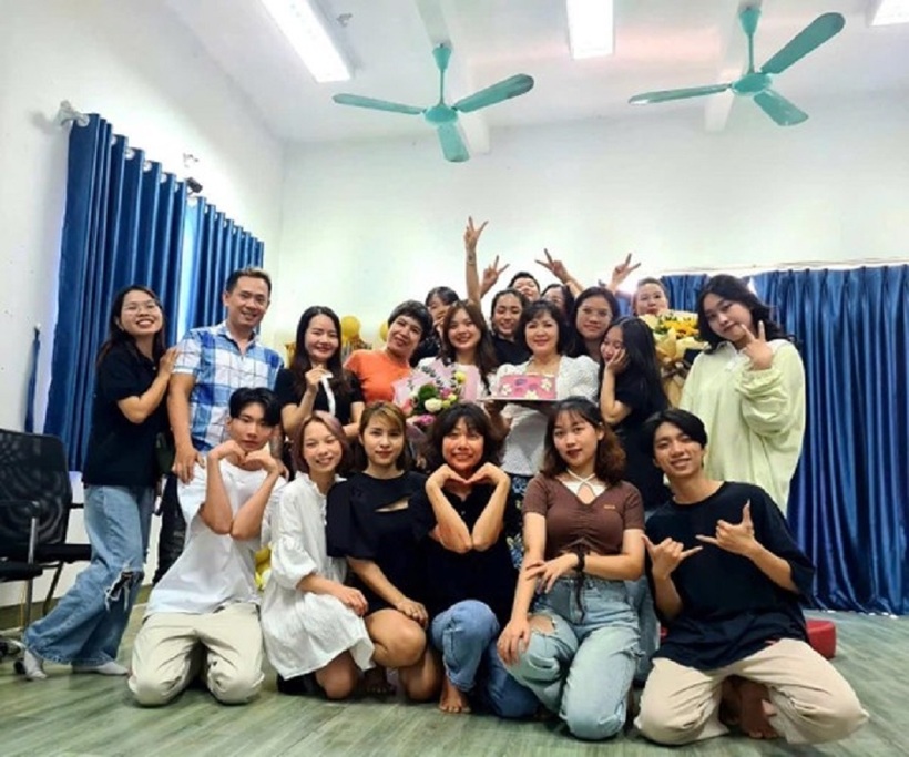 Đạo diễn Lê Hoài Trung  và các học viên chúc mừng sinh nhật NSND Minh Hòa