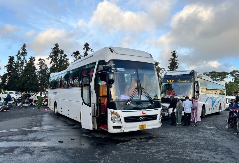 Theo thông tin ban đầu, xe khách 45 chỗ biển số 51B-503.67 lưu thông trên đường Lê Thị Hồng Gấm hướng về vòng xoay chợ Đà Lạt thì bất ngờ bị mất thắng. Chiếc xe lao thẳng vào một xe máy do một nam thanh niên điều khiển, chở theo một cô gái.