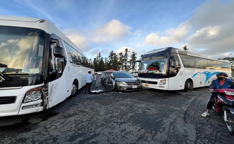 Chiều 4/7, lực lượng cảnh sát giao thông Công an tỉnh Lâm Đồng phối hợp cùng các cơ quan chức năng tổ chức điều tra, làm rõ vụ tai nạn giao thông xảy ra tại vòng xoay chợ đêm Đà Lạt (tỉnh Lâm Đồng).