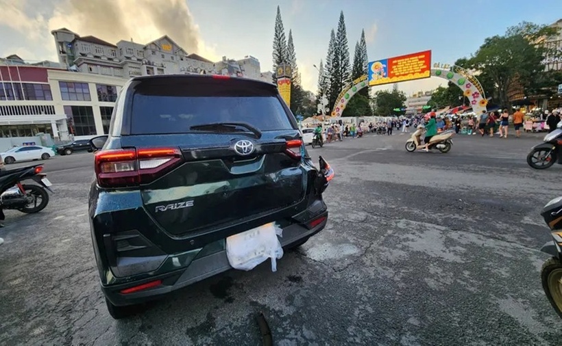 Chưa dừng lại, xe khách tiếp tục va chạm mạnh với một ô tô 5 chỗ khiến phương tiện này hư hỏng nặng. Rất may, toàn bộ người trong xe không bị thương. Sau đó, xe khách tiếp tục tông vào một ô tô 4 chỗ khác đang lưu thông phía trước.