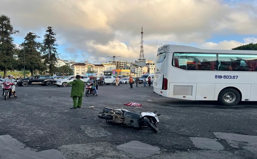 Cú tông mạnh khiến người cầm lái xe máy bị thương rất nặng, được người dân đưa đi cấp cứu. Cô gái ngồi sau may mắn chỉ bị xây xát nhẹ.