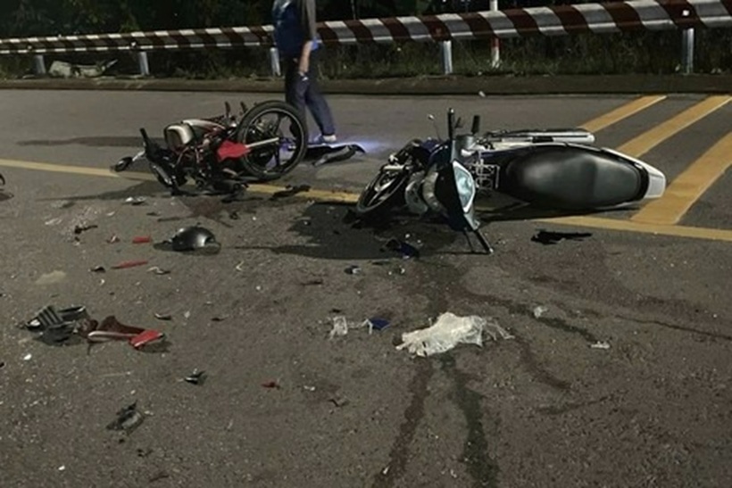 Hiện trường vụ tai nạn ở TP.HCM, hai xe máy đối đầu trong đêm, 2 người tử vong, 1 người nguy kịch. Ảnh: Công an Nhân dân