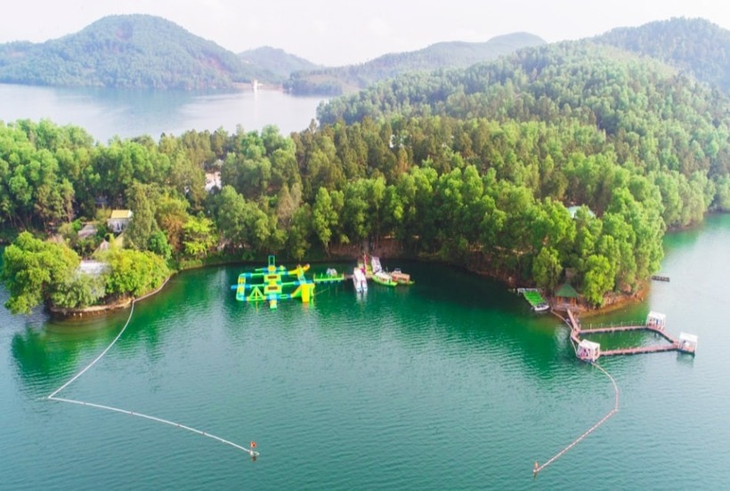 Giữa muôn vàn điểm đến náo nhiệt, hồ Phú Ninh như một viên ngọc xanh thầm lặng, lặng lẽ tỏa sáng bởi vẻ đẹp nguyên sơ, sự bình yên nội tại và những trải nghiệm gần gũi với thiên nhiên mà nó mang lại. (Ảnh: Báo Đà Nẵng)