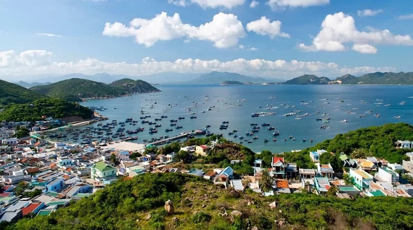 Đảo Bình Ba là một hòn đảo nhỏ thuộc tỉnh Khánh Hòa. Nơi đây còn có tên gọi khác là đảo Robinson hay quốc đảo Tôm hùm.