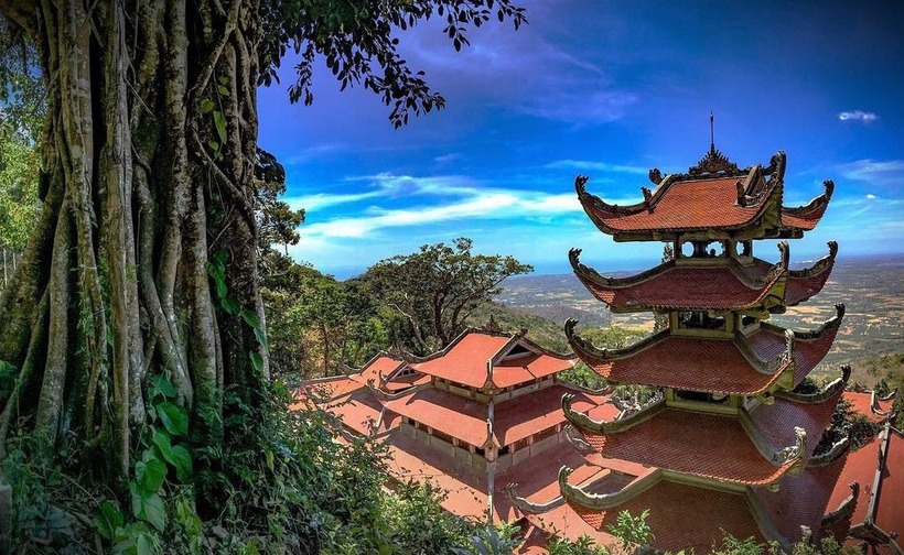 Mái chùa Linh Sơn Trường Thọ thấp thoáng trong không gian mây trời bàng bạc. (Ảnh: Tuổi trẻ)