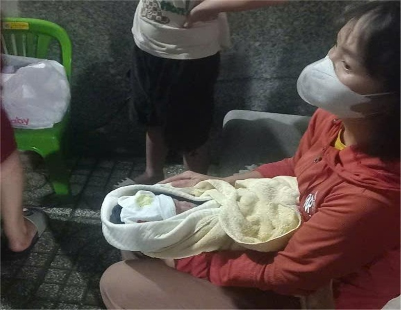 Bé trai sơ sinh được người dân phát hiện bỏ rơi cạnh thùng rác. (Ảnh: Thanh niên)