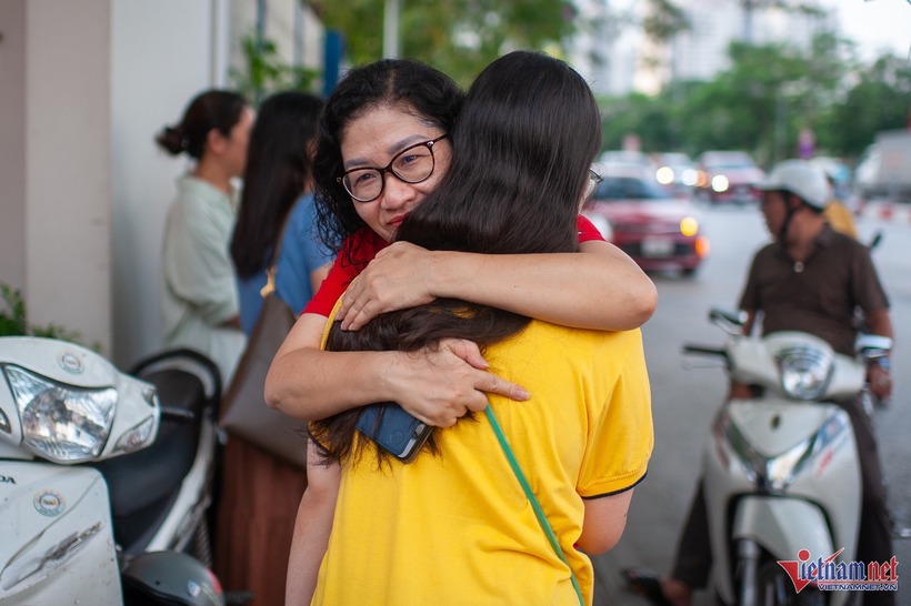 Phụ huynh dành cho con những cái ôm trong kỳ thi lớp 10 năm 2025. Ảnh: VietNamnet