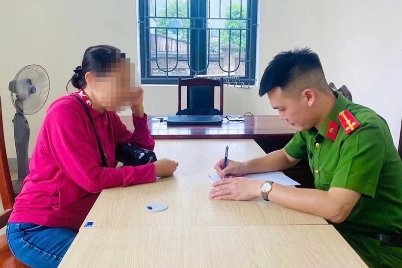 Người phụ nữ đến Công an phường Trần Phú, tỉnh Hà Tĩnh trình báo . Ảnh: Dân Trí