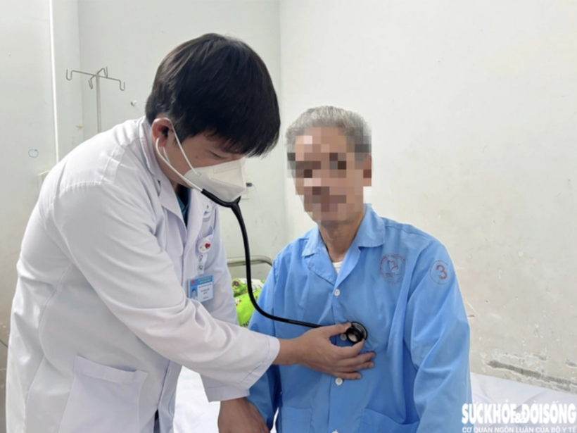 Bác sĩ thăm khám cho người bệnh. Ảnh: Sức Khỏe & Đời Sống
