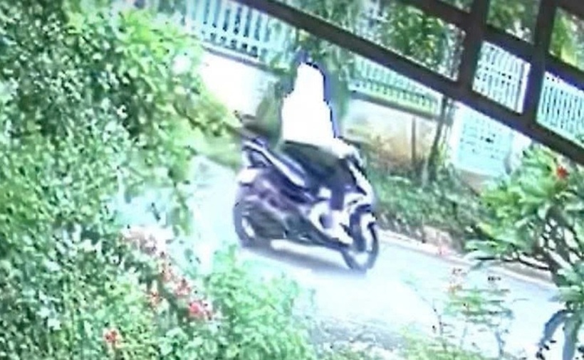 Khoảnh khắc chiếc xe máy lao đi sau vụ tai nạn. (Ảnh: Tuổi trẻ)
