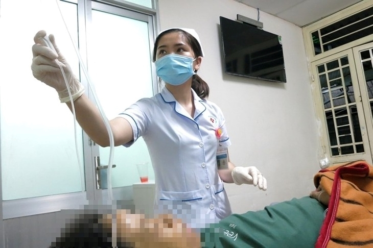 Các y bác sĩ Bệnh viện Nhân dân 115 đang chăm sóc và điều trị cho bệnh nhân. Ảnh: Tuổi trẻ