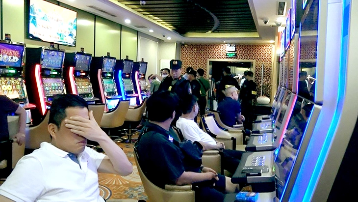 Bên trong câu lạc bộ King Club lúc bị bắt quả tang đánh bạc. Ảnh: Tuổi trẻ Online