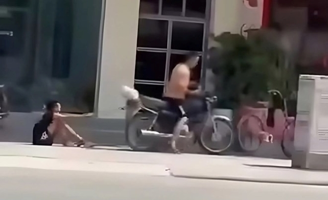 Hình ảnh bé trai bị kéo lê trên vỉa hè xảy ra ở Hải Phòng. Ảnh: Lao động