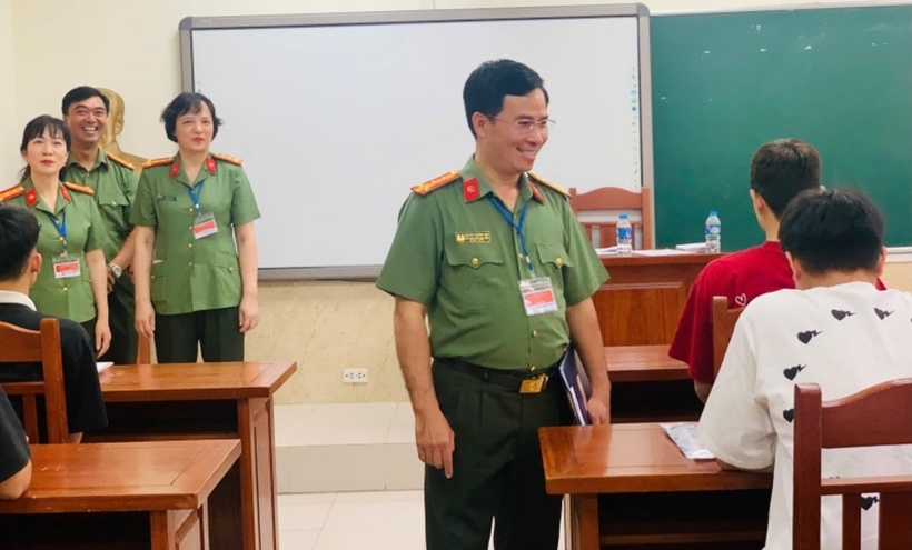 Đại tá, GS.TS Nguyễn Trường Thọ, Phó Giám đốc Học viện ANND tại buổi làm thủ tục dự thi. Ảnh: Báo CAND.