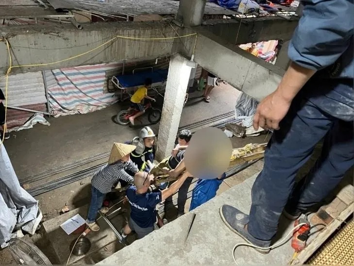 Lực lượng chức năng giải cứu người đàn ông mắc kẹt. Ảnh: Tiền Phong.
