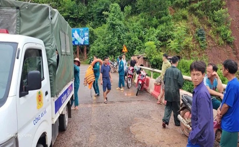 Lực lượng chức năng đang tăng cường tìm kiếm nạn nhân mất tích. (Ảnh: Tiền phong)