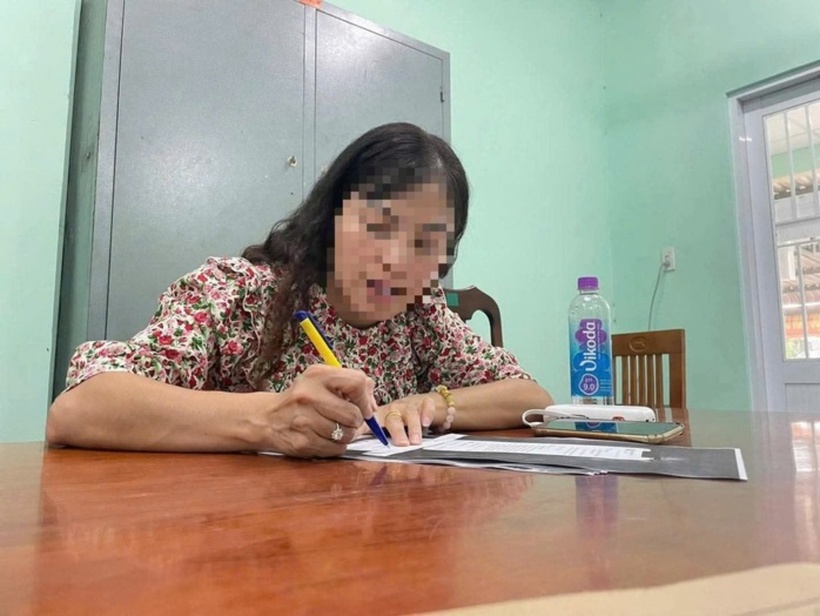 Facebooker Nguyễn Huyền làm việc với cơ quan chức năng. Ảnh: Người Lao Động.
