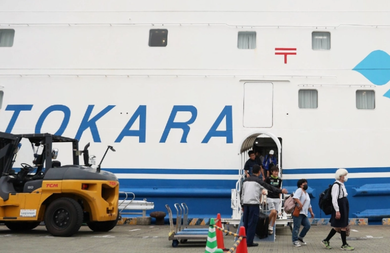 Người dân ở đảo Akuseki được di tản đến Kagoshima sau một trận động đất mạnh 5,5 độ Richter vào chiều 4/7 - Ảnh: Jiji