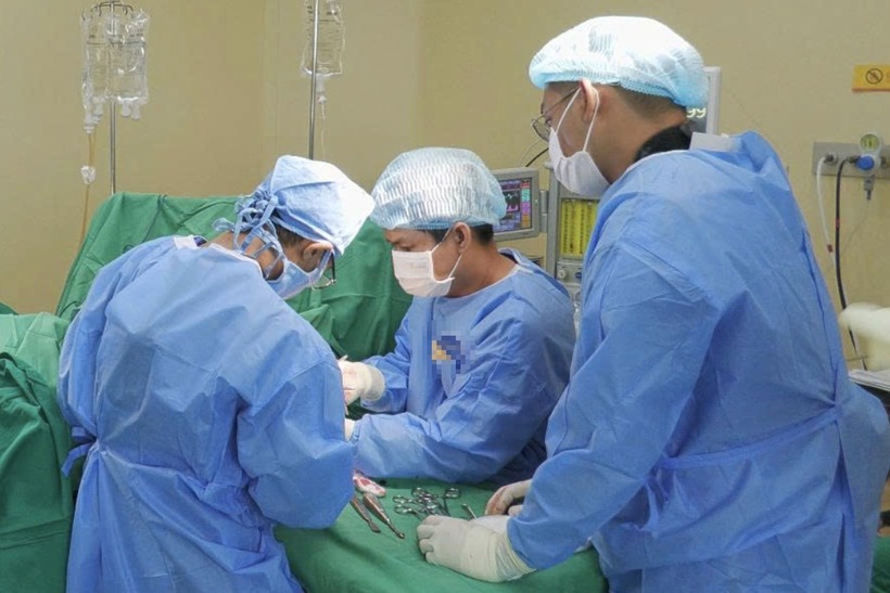 Ê kíp bác sĩ phẫu thuật cấp cứu bệnh nhân. Ảnh: Dân Trí.