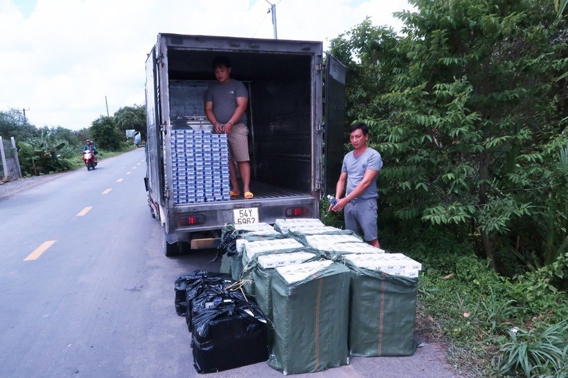 Xe tải bị phát hiện chở thuốc lá lậu. Ảnh: Dân trí