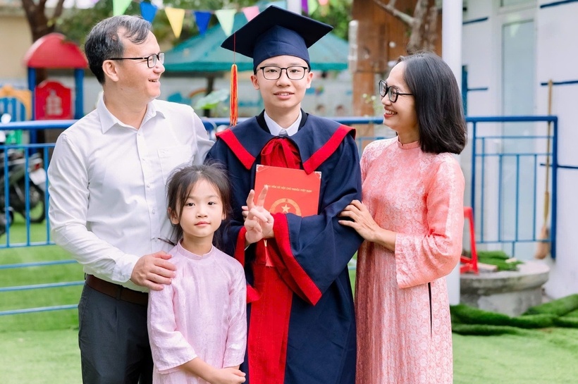 Nam sinh Nguyễn Đức Khải cùng gia đình. (Ảnh: VNN)